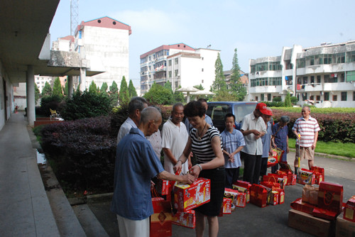 仁和集團端午節(jié)前走訪慰問福利院